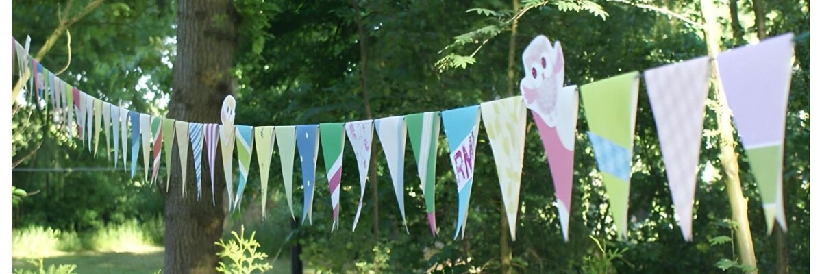 Wimpel-Kette aus Tapete für die nächste Gartenparty - Wimpel-Kette aus Tapete für die nächste Gartenparty
