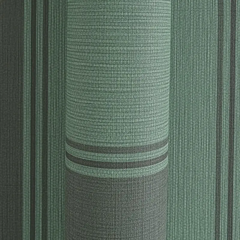 Vliestapete mit dunkelgrünen Streifen auf grünem Hintergrund (KG-175906)